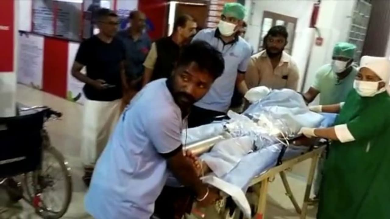 അടിമാലിയിൽ അതിക്രൂരമായ ആക്രമണം: യുവാവിന്റെ കൈപ്പത്തി വെട്ടിമാറ്റി, പ്രതി പൊലീസ് പിടിയിൽ അടിമാലിയിൽ അതിക്രൂരമായ ആക്രമണം: യുവാവിന്റെ കൈപ്പത്തി വെട്ടിമാറ്റി, പ്രതി പൊലീസ് പിടിയിൽ