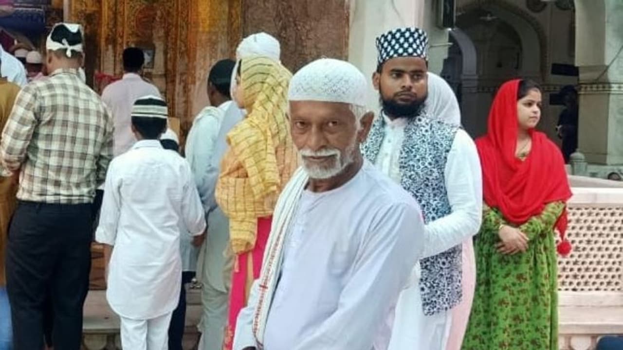 మత సరిహద్దులు దాటి ప్రేమ, శాంతి, సోదరభావ సందేశం.. అజ్మీర్ దర్గాలో భక్తుల హృదయాలను గెలుచుకున్న శంభు సోని మత సరిహద్దులు దాటి ప్రేమ, శాంతి, సోదరభావ సందేశం.. అజ్మీర్ దర్గాలో భక్తుల హృదయాలను గెలుచుకున్న శంభు సోని