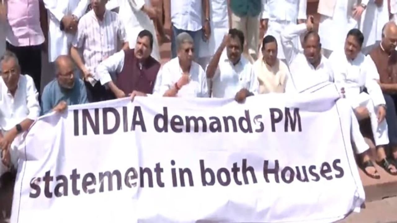 நாடாளுமன்ற வளாகத்தில் இந்தியா, பாஜக கூட்டணி போராட்டம்: இரு அவைகளிலும் ஒத்தி வைப்பு நோட்டீஸ்! நாடாளுமன்ற வளாகத்தில் இந்தியா, பாஜக கூட்டணி போராட்டம்: இரு அவைகளிலும் ஒத்தி வைப்பு நோட்டீஸ்!