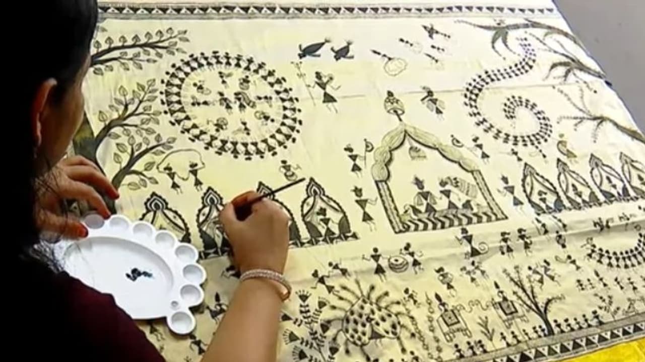 സാരിയില് രാമായണ കഥകള് പെയിന്റ് ചെയ്ത് ഡിസൈനര്; വീഡിയോ സാരിയില് രാമായണ കഥകള് പെയിന്റ് ചെയ്ത് ഡിസൈനര്; വീഡിയോ