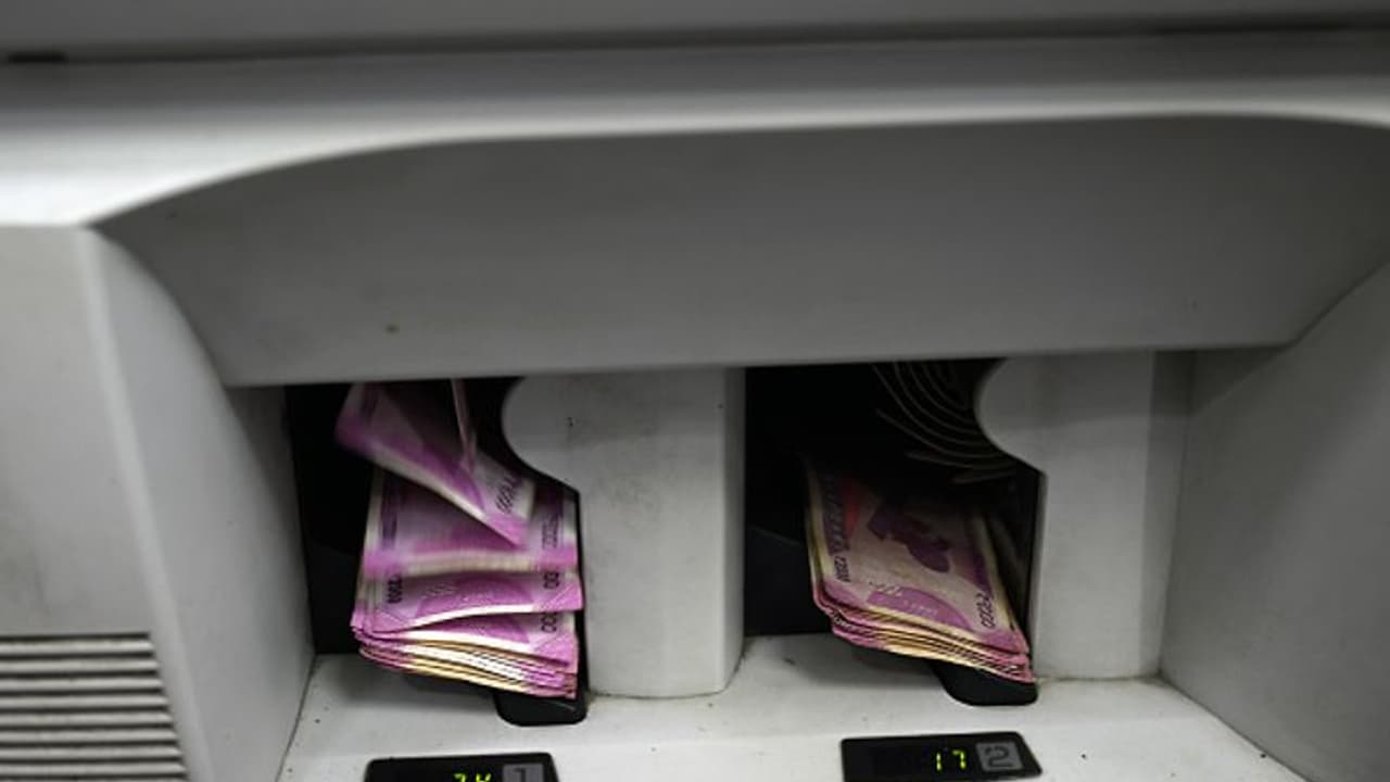 7 ലക്ഷം വാര്ഷിക വരുമാനമുള്ള സർക്കാർ ജോലിയോ അതോ 50 ലക്ഷത്തിന്റെ സ്വകാര്യ ജോലിയോ ആവശ്യം?; വൈറലായി ഒരു ചോദ്യം ! 7 ലക്ഷം വാര്ഷിക വരുമാനമുള്ള സർക്കാർ ജോലിയോ അതോ 50 ലക്ഷത്തിന്റെ സ്വകാര്യ ജോലിയോ ആവശ്യം?; വൈറലായി ഒരു ചോദ്യം !