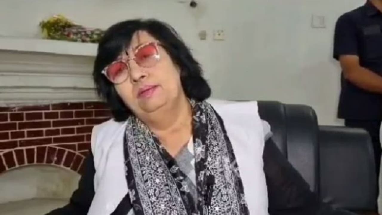 టమాటాలు తినడం మానేస్తే ధరలు తగ్గుతాయి యూపీ మంత్రి ప్రతిభా శుక్లా వింత సలహా