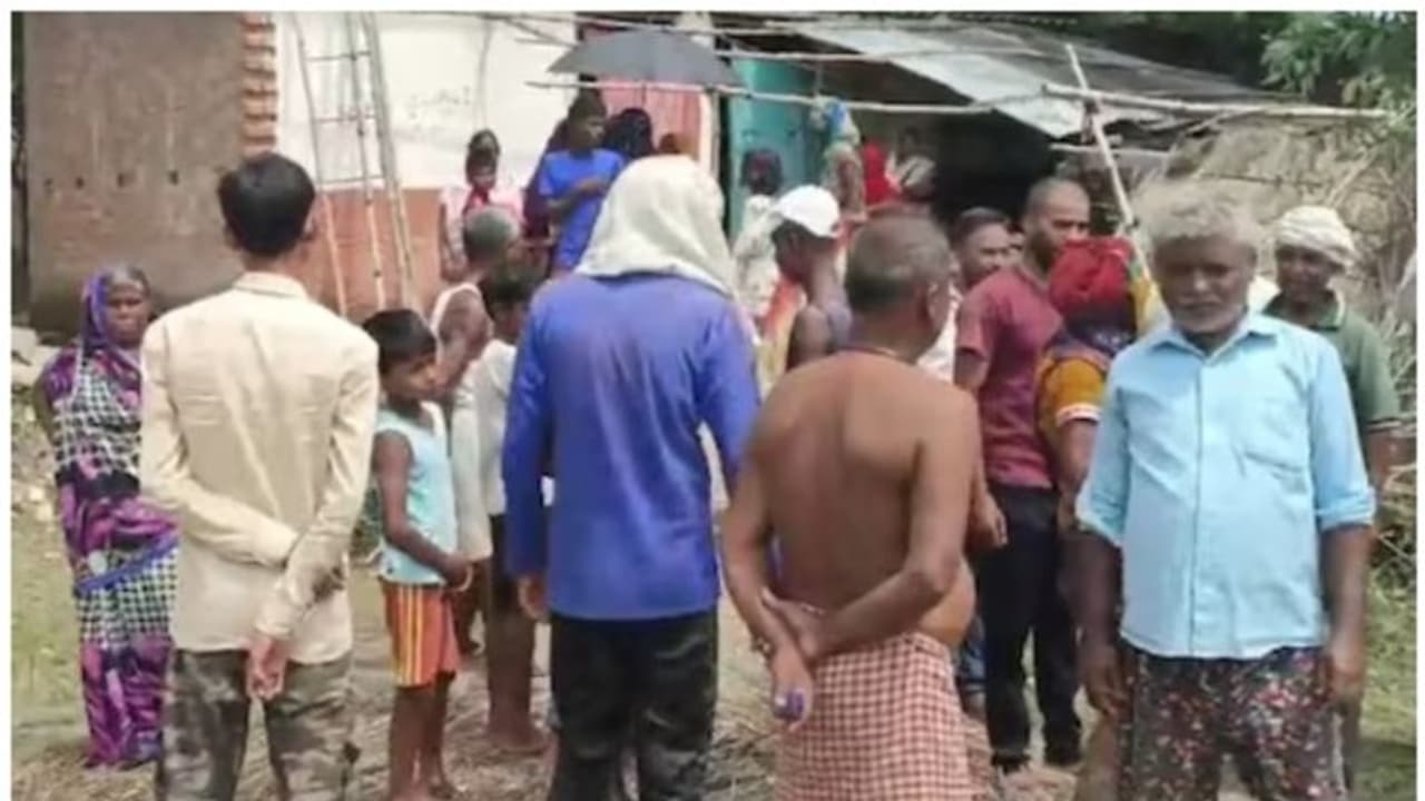 ഗ്രാമത്തിലെ താമസക്കാര് 125, പക്ഷേ, ഗ്രാമത്തിലേക്ക് പോകാന് റോഡുകളില്ല ! ഗ്രാമത്തിലെ താമസക്കാര് 125, പക്ഷേ, ഗ്രാമത്തിലേക്ക് പോകാന് റോഡുകളില്ല !