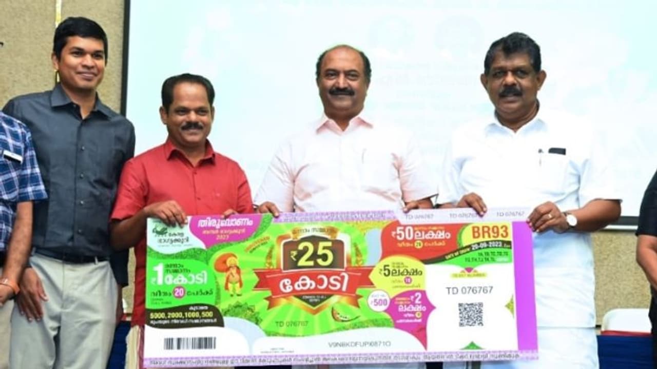 500 രൂപ മുടക്കൂ, 25 കോടി നേടൂ; തിരുവോണം ബമ്പറിന് ആരംഭം, ഇത്തവണ കൂടുതൽ കോടീശ്വരന്മാർ 500 രൂപ മുടക്കൂ, 25 കോടി നേടൂ; തിരുവോണം ബമ്പറിന് ആരംഭം, ഇത്തവണ കൂടുതൽ കോടീശ്വരന്മാർ