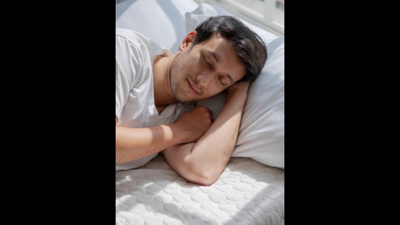 ഏഴ് മണിക്കൂറിലും കുറവാണോ നിങ്ങളുടെ ഉറക്കം?; എങ്കിലിത് കേള്‍ക്കൂ...