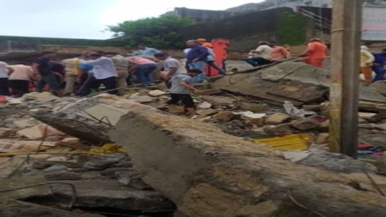 భారీ వర్షాలు ఎఫెక్ట్.. కుప్పకూలిన రెండంతస్తుల భవనం.. శిథిలాల కింద చిక్కుకున్న నలుగురు..!!