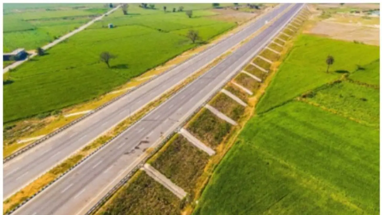 മഹാനഗരങ്ങള് തമ്മിലുള്ള ദൂരം നേര്പകുതിയാക്കും 'കേന്ദ്രമാജിക്ക്' വീണ്ടും, പുതിയ പേരിലൊരു സൂപ്പര് റോഡുകൂടി! മഹാനഗരങ്ങള് തമ്മിലുള്ള ദൂരം നേര്പകുതിയാക്കും 'കേന്ദ്രമാജിക്ക്' വീണ്ടും, പുതിയ പേരിലൊരു സൂപ്പര് റോഡുകൂടി!