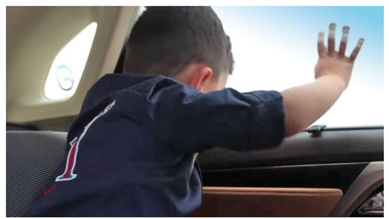 കുട്ടിയെ കാറില് മറന്നു, കടയില് തിരക്കിലമര്ന്ന് അമ്മ, പിന്നീട് സംഭവിച്ചത്; കണ്ണ് തുറപ്പിക്കും ഈ വീഡിയോ കുട്ടിയെ കാറില് മറന്നു, കടയില് തിരക്കിലമര്ന്ന് അമ്മ, പിന്നീട് സംഭവിച്ചത്; കണ്ണ് തുറപ്പിക്കും ഈ വീഡിയോ