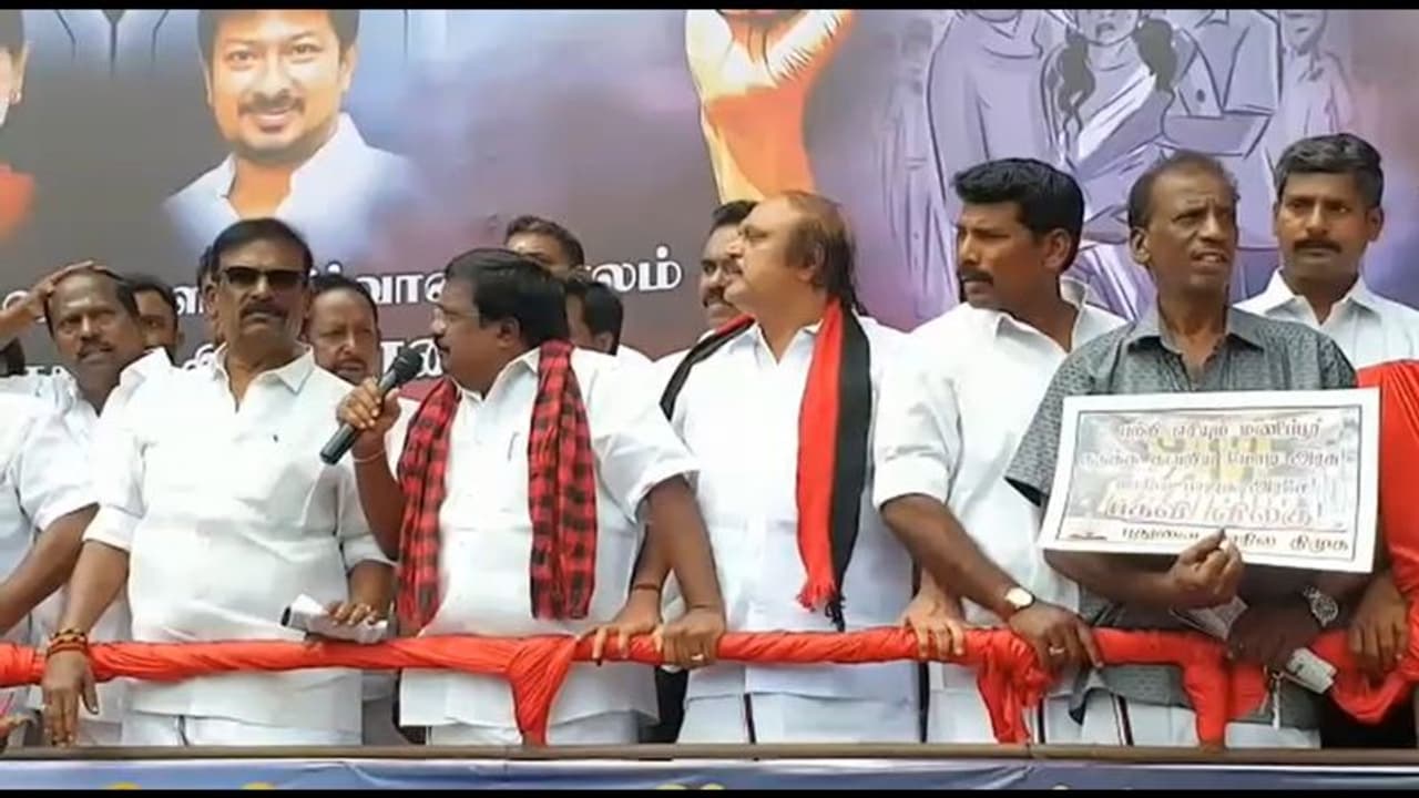 மணிப்பூர் கலவரத்தை கண்டித்து ஆர்ப்பாட்டம்; மேடையில் இருந்து கீழே விழுந்த திமுக அமைப்பாளர் படுகாயம்