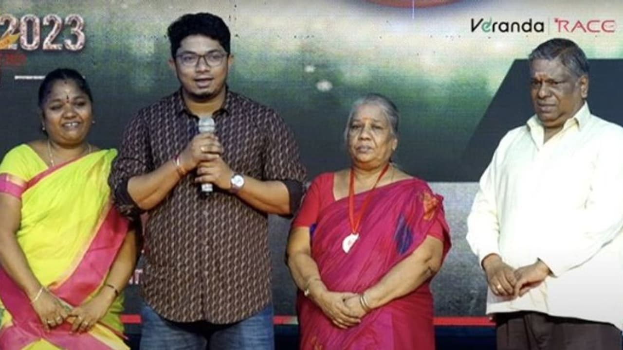 சொமேட்டோவில் டெலிவரி பாயாக இருந்து கொண்டே டிஎன்பிஎஸ்சி தேர்வில் வெற்றி பெற்ற விக்கேஷ்; குவியும் வாழ்த்து!!