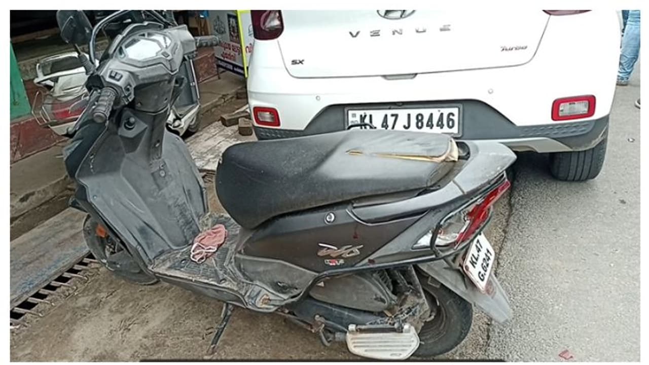 സ്കൂട്ടർ കാറിൽ തട്ടി കണ്ടെയ്നർ ലോറിക്കടിയിലേക്ക് കുട്ടി തെറിച്ചു വീണു; ഏഴ് വയസുകാരന് ദാരുണാന്ത്യം സ്കൂട്ടർ കാറിൽ തട്ടി കണ്ടെയ്നർ ലോറിക്കടിയിലേക്ക് കുട്ടി തെറിച്ചു വീണു; ഏഴ് വയസുകാരന് ദാരുണാന്ത്യം