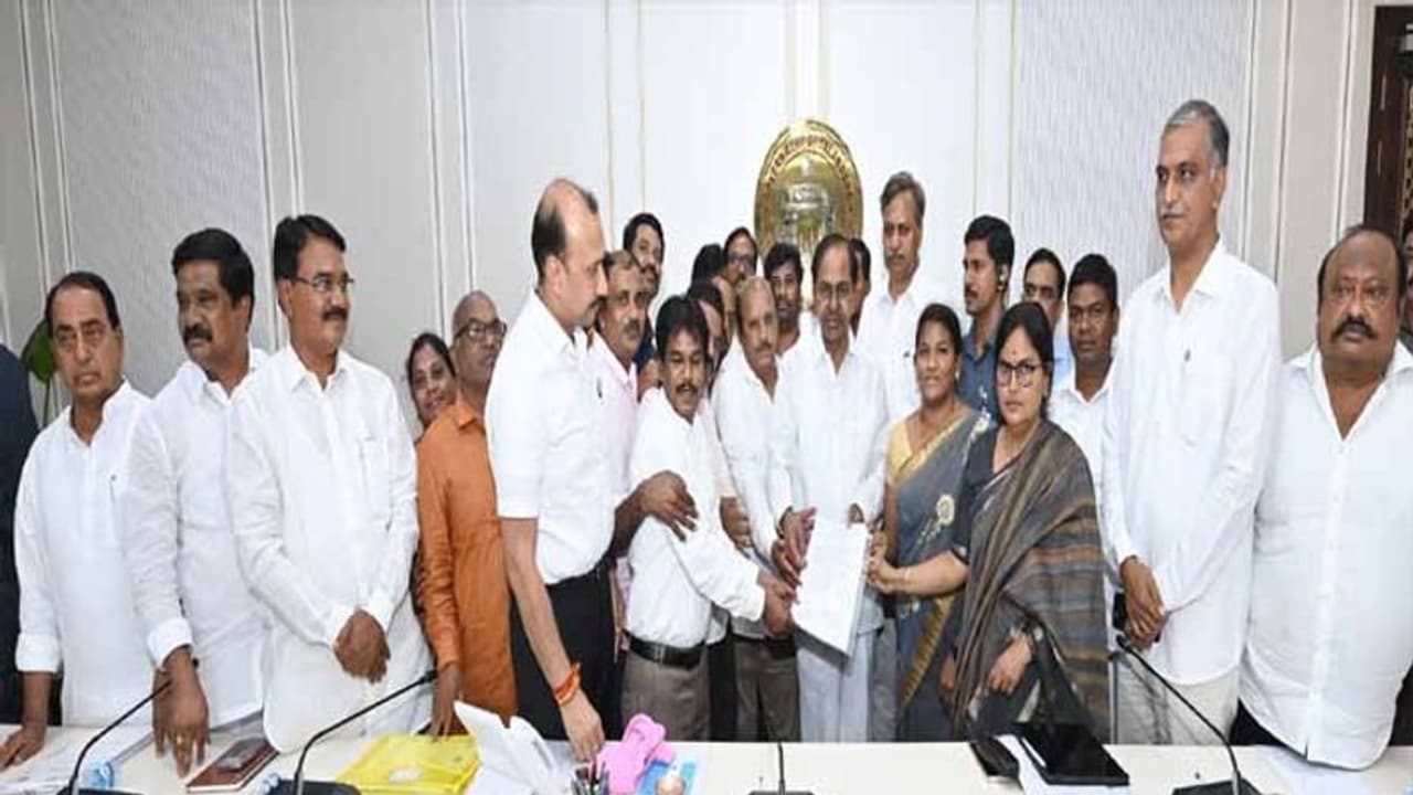 ఇకనుండి ప్రభుత్వ ఉద్యోగులు: జీవో కాపీని వీఆర్ఏ జేఏసీ నేతలకు అందించిన కేసీఆర్ ఇకనుండి ప్రభుత్వ ఉద్యోగులు: జీవో కాపీని వీఆర్ఏ జేఏసీ నేతలకు అందించిన కేసీఆర్