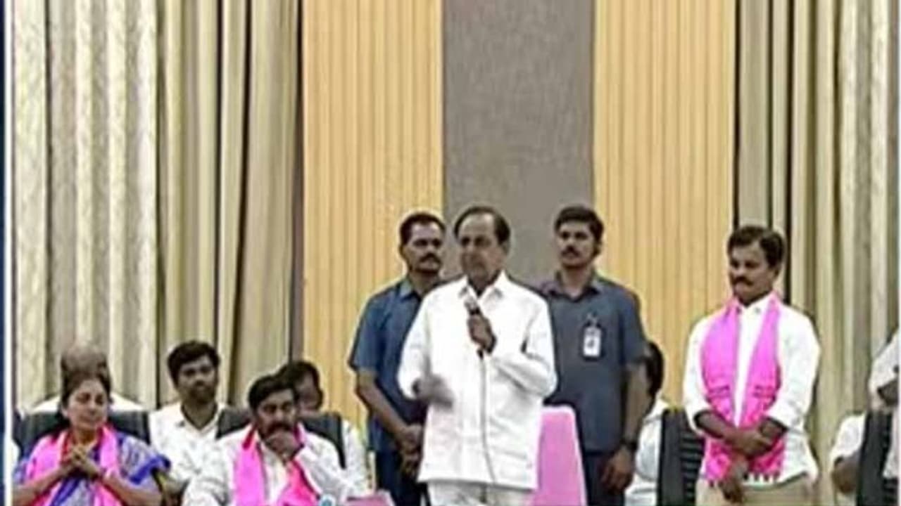 మూడు గంటల విద్యుతంటే రైతులే తిడుతున్నారు: 24 గంటల విద్యుత్ పై కాంగ్రెస్ కు కేసీఆర్ కౌంటర్ మూడు గంటల విద్యుతంటే రైతులే తిడుతున్నారు: 24 గంటల విద్యుత్ పై కాంగ్రెస్ కు కేసీఆర్ కౌంటర్