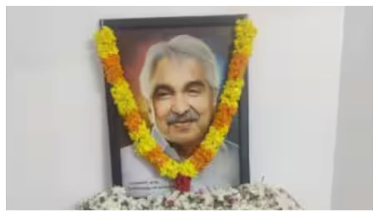 ഉമ്മൻചാണ്ടിയെ സമൂഹമധ്യത്തിൽ അപമാനിച്ചതായി പരാതി; മന്ത്രി പി രാജീവിന്റെ സ്റ്റാഫിനെതിരെ പരാതി ഉമ്മൻചാണ്ടിയെ സമൂഹമധ്യത്തിൽ അപമാനിച്ചതായി പരാതി; മന്ത്രി പി രാജീവിന്റെ സ്റ്റാഫിനെതിരെ പരാതി