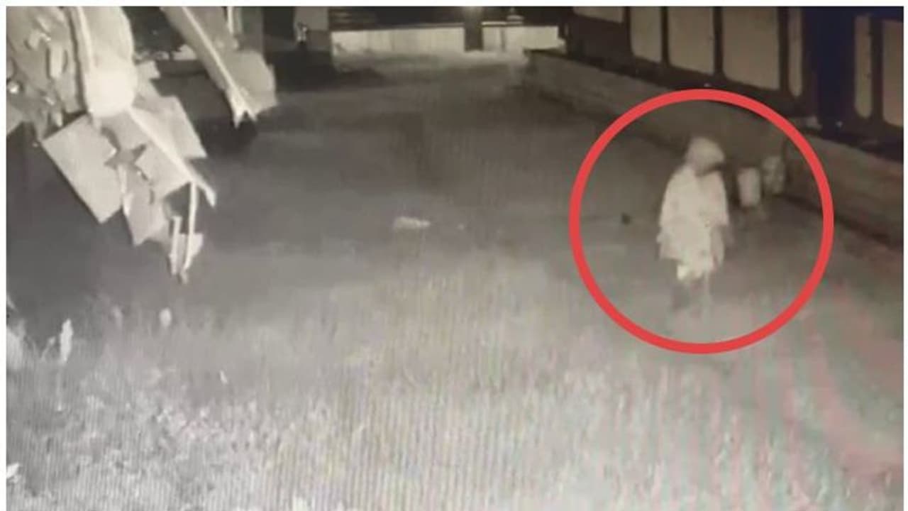 വെറും 15 മിനിറ്റ്, നാല് ഭണ്ഡാരങ്ങൾ പൊളിച്ച് പണം കവർന്ന് കള്ളന്; ആൾത്താമസമില്ലാത്ത വീട്ടിലും മോഷണം വെറും 15 മിനിറ്റ്, നാല് ഭണ്ഡാരങ്ങൾ പൊളിച്ച് പണം കവർന്ന് കള്ളന്; ആൾത്താമസമില്ലാത്ത വീട്ടിലും മോഷണം