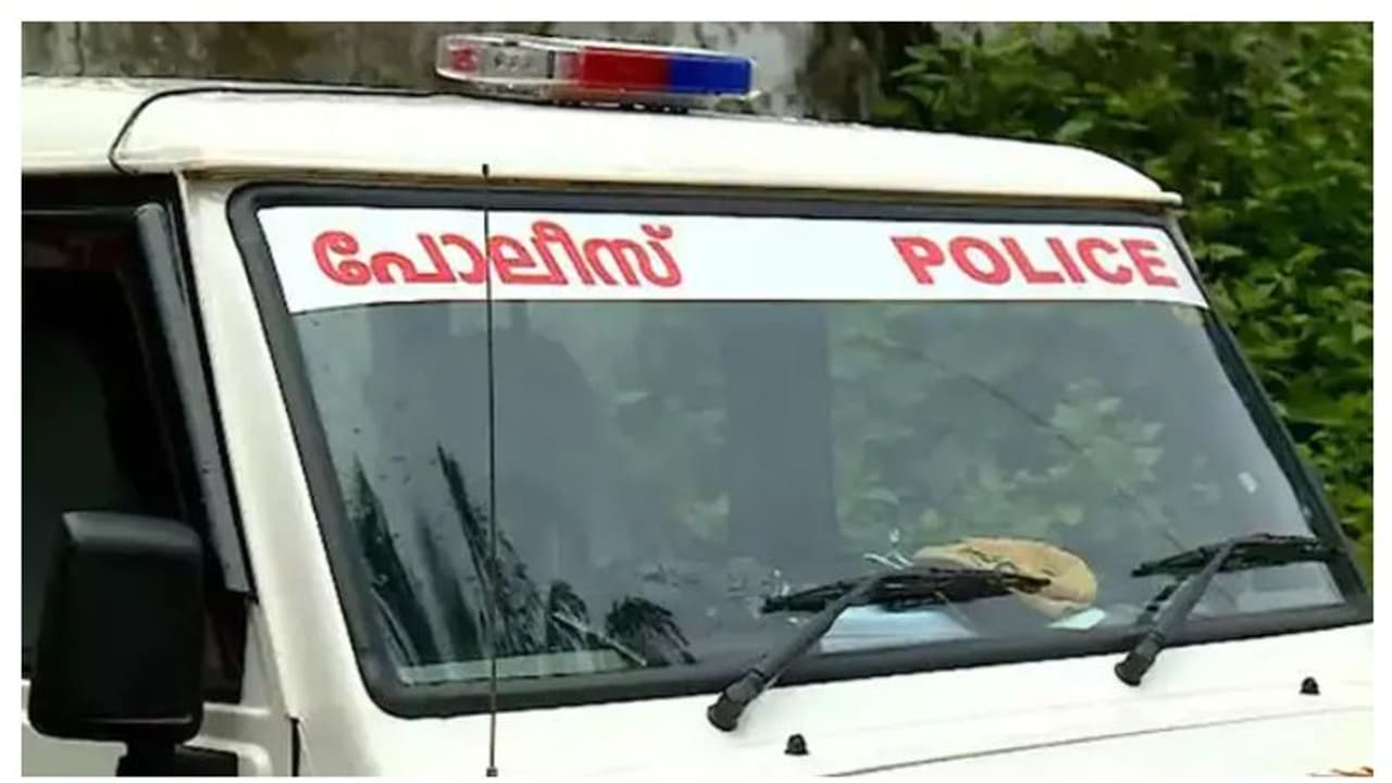 യുവതിയുടെ പരാതിയിൽ നടപടിയെടുക്കാൻ വൈകി, വൈക്കം പൊലീസ് സ്റ്റേഷനിൽ കൂട്ട സസ്പെൻഷൻ; അതൃപ്തി