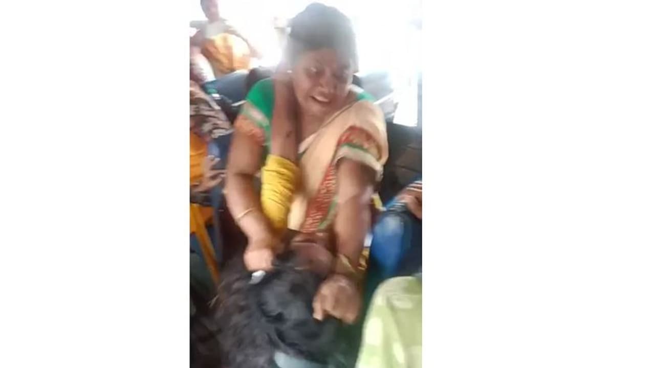 ಬಸ್ನಲ್ಲೇ ಸೀಟಿಗಾಗಿ ಜುಟ್ಟು ಹಿಡಿದು ಮಹಿಳೆಯರ ಡಿಶುಂ ಡಿಶುಂ ಬಸ್ನಲ್ಲೇ ಸೀಟಿಗಾಗಿ ಜುಟ್ಟು ಹಿಡಿದು ಮಹಿಳೆಯರ ಡಿಶುಂ ಡಿಶುಂ