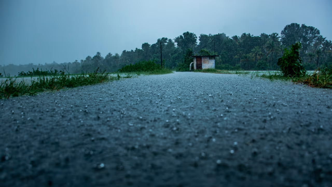 బంగాళాఖాతంలో వాయుగుండం.. ఒడిశా స‌హా ప‌లు ప్రాంతాల్లో భారీ వ‌ర్షాలు 