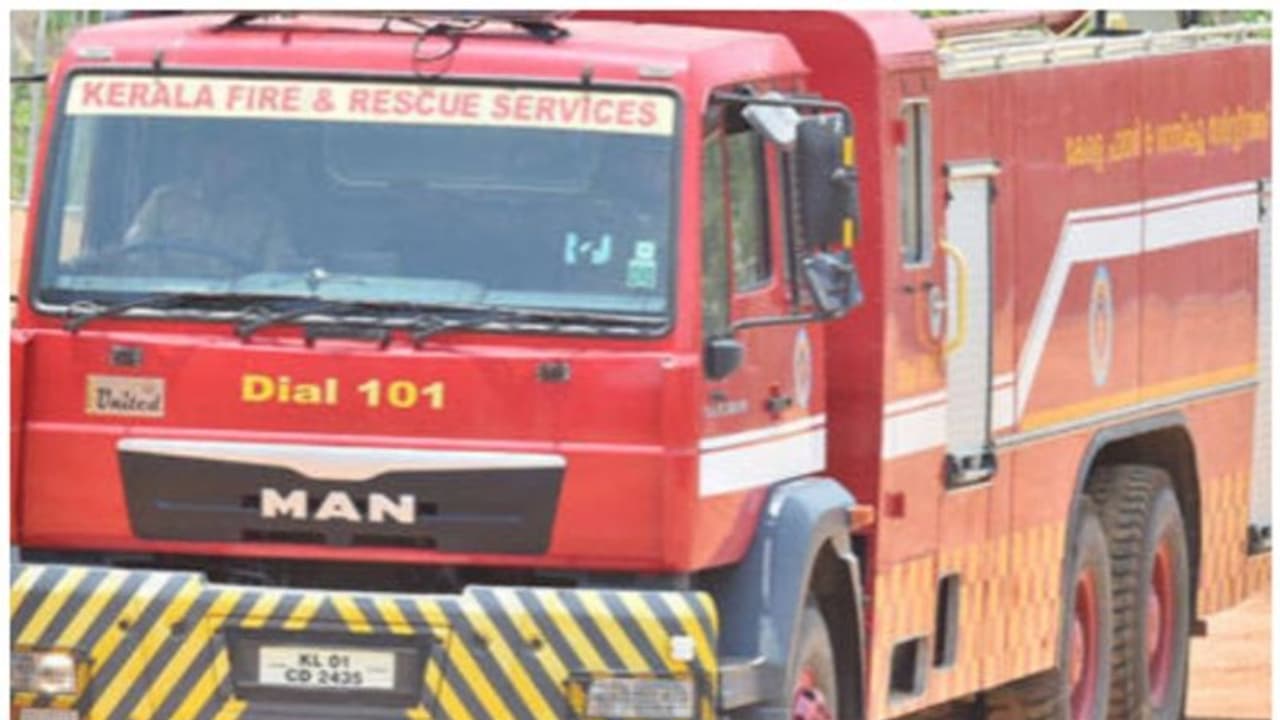 55 അടി താഴ്ച്ചയുള്ള കിണറ്റിലേക്ക് വീണ് 26കാരി; പാഞ്ഞെത്തി ഫയര്ഫോഴ്സ്, രക്ഷപ്പെടലിന്റ കഥ ഇങ്ങനെ 55 അടി താഴ്ച്ചയുള്ള കിണറ്റിലേക്ക് വീണ് 26കാരി; പാഞ്ഞെത്തി ഫയര്ഫോഴ്സ്, രക്ഷപ്പെടലിന്റ കഥ ഇങ്ങനെ