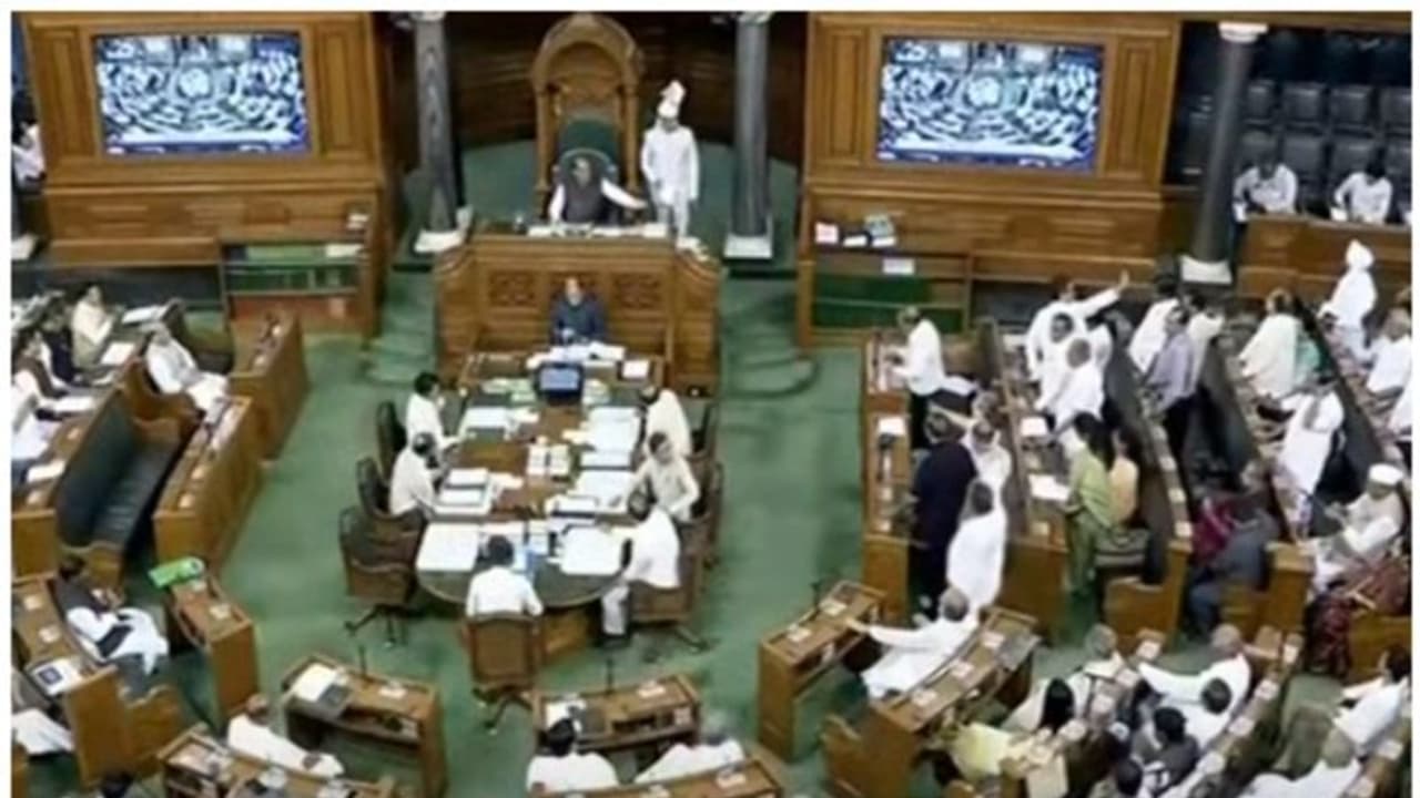 మణిపూర్ హింసపై నిరసన: పార్లమెంట్ ఉభయ సభలు సోమవారానికి వాయిదా మణిపూర్ హింసపై నిరసన: పార్లమెంట్ ఉభయ సభలు సోమవారానికి వాయిదా