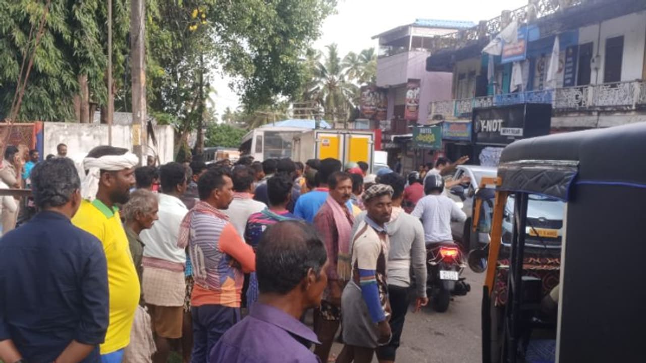 ലൈറ്റ് വച്ചുള്ള മീൻ പിടിത്തത്തെ ചൊല്ലി തർക്കം, ഏറ്റുമുട്ടി മത്സ്യബന്ധനത്തൊഴിലാളികള് ലൈറ്റ് വച്ചുള്ള മീൻ പിടിത്തത്തെ ചൊല്ലി തർക്കം, ഏറ്റുമുട്ടി മത്സ്യബന്ധനത്തൊഴിലാളികള്