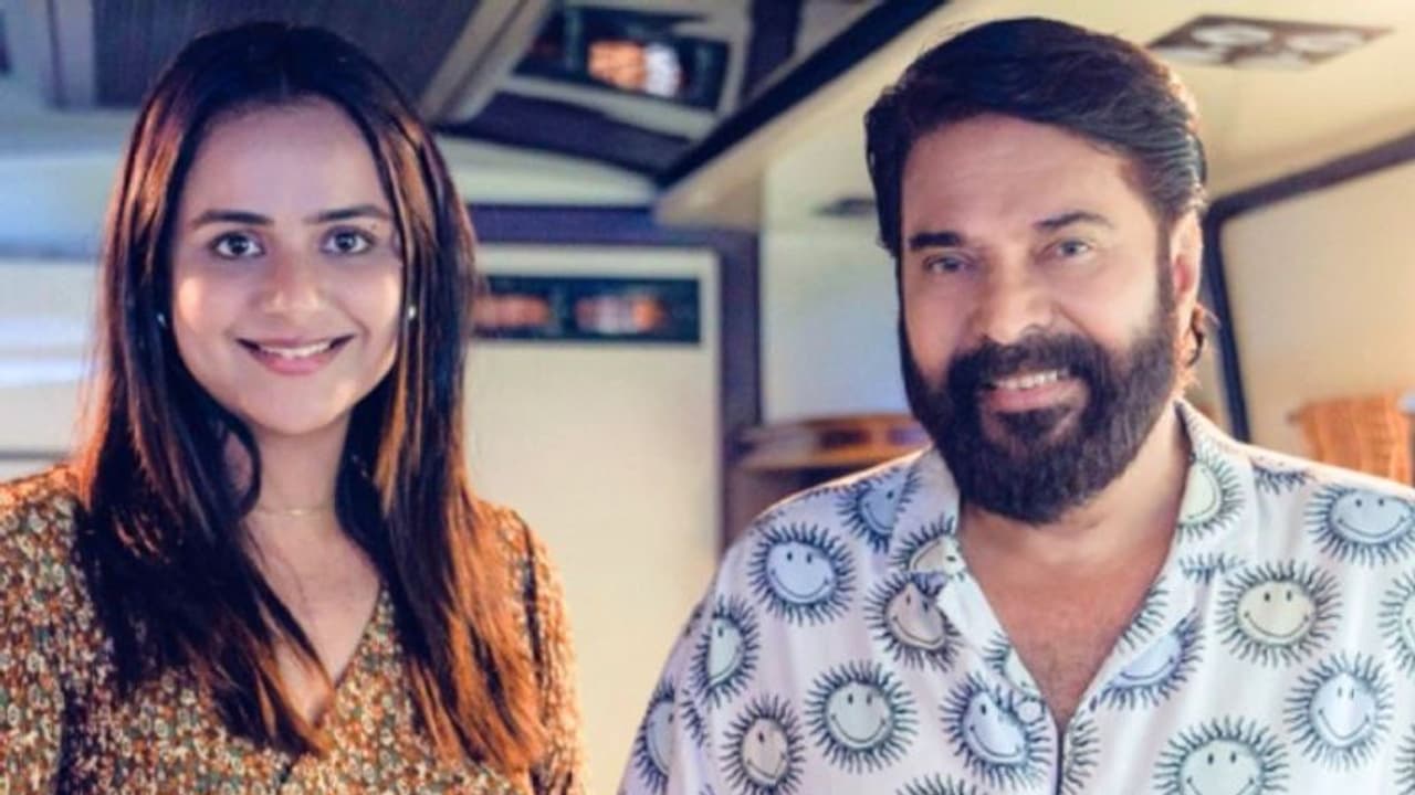 'ഒരു ഹ​ഗ് ഞാന്‍ ചോദിച്ചു'; അവാര്‍ഡ് നേട്ടത്തില്‍ മമ്മൂട്ടിയെ അഭിനന്ദനമറിയിച്ച് 'മാമാങ്കം' നായിക