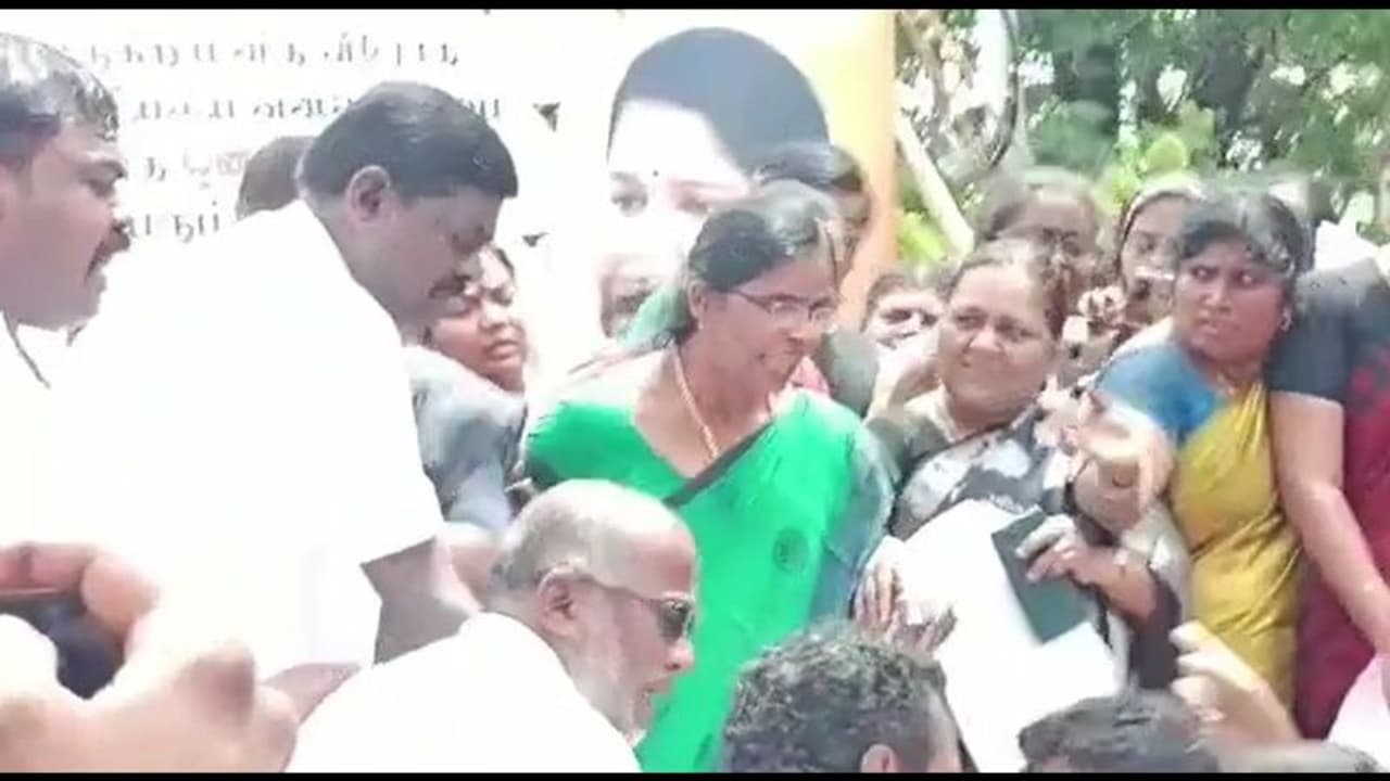 "மணிப்பூர் மாதிரியே உனக்கும் சேலையை உருவணுமா?" மேடையிலேயே திமுக பெண் சேர்மனுக்கு நடந்த கொடுமை! "மணிப்பூர் மாதிரியே உனக்கும் சேலையை உருவணுமா?" மேடையிலேயே திமுக பெண் சேர்மனுக்கு நடந்த கொடுமை!