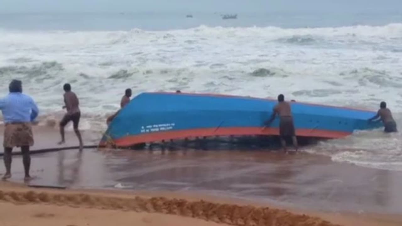 കഠിനംകുളത്തും തുമ്പയിലും വള്ളങ്ങൾ മറിഞ്ഞു, ഒരാളെ കാണാതായി; 12 പേർ നീന്തിക്കയറി