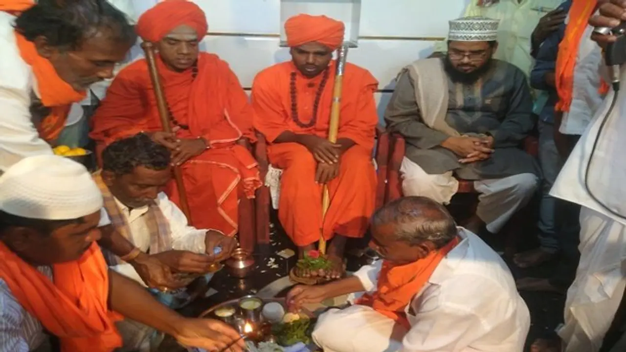 ಕೊಪ್ಪಳ: ಮಸೀದಿ ಉದ್ಘಾಟಿಸಿದ ಶ್ರೀಗಳಿಗೆ ಪಾದಪೂಜೆ ನೆರವೇರಿಸಿದ ಮುಸ್ಲಿಂ ಮುಖಂಡರು ಕೊಪ್ಪಳ: ಮಸೀದಿ ಉದ್ಘಾಟಿಸಿದ ಶ್ರೀಗಳಿಗೆ ಪಾದಪೂಜೆ ನೆರವೇರಿಸಿದ ಮುಸ್ಲಿಂ ಮುಖಂಡರು