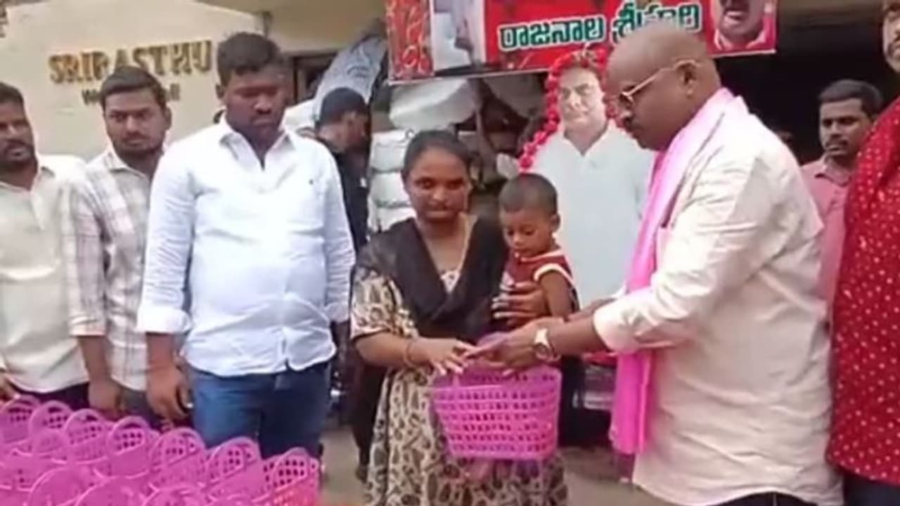 അന്ന് മദ്യവും ചിക്കനും, ഇന്ന് കെടിആറിന്റെ പിറന്നാളിന് മറ്റൊരു 'വിലയേറിയ' സമ്മാനവുമായി നേതാവ്... അന്ന് മദ്യവും ചിക്കനും, ഇന്ന് കെടിആറിന്റെ പിറന്നാളിന് മറ്റൊരു 'വിലയേറിയ' സമ്മാനവുമായി നേതാവ്...