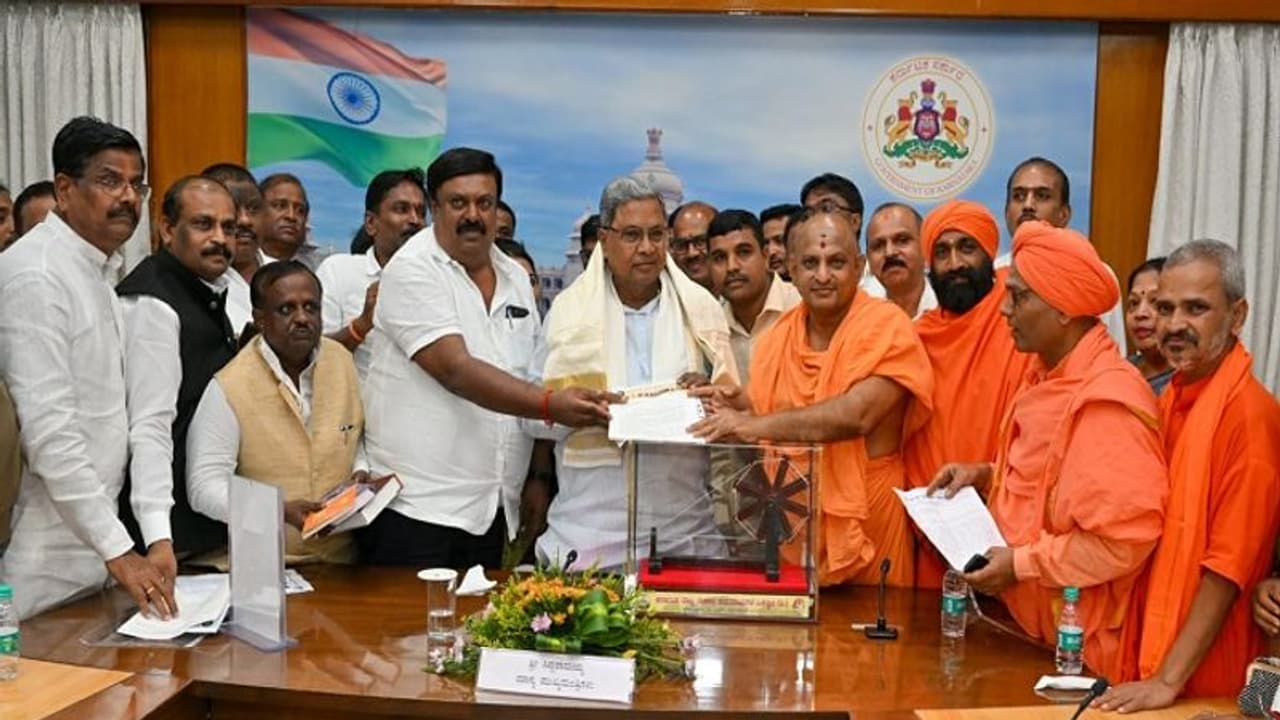 ನೇಕಾರರಿಗೆ ಉಚಿತ ವಿದ್ಯುತ್ ಬಗ್ಗೆ ಶೀಘ್ರ ಆದೇಶ: ಸಿಎಂ ಸಿದ್ದರಾಮಯ್ಯ ನೇಕಾರರಿಗೆ ಉಚಿತ ವಿದ್ಯುತ್ ಬಗ್ಗೆ ಶೀಘ್ರ ಆದೇಶ: ಸಿಎಂ ಸಿದ್ದರಾಮಯ್ಯ