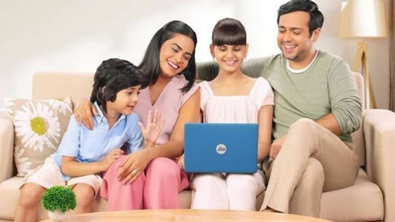 జూలై 31న జియోబుక్ కొత్త ల్యాప్‌టాప్ లాంచ్.. అమెజాన్ టీజర్‌ ద్వారా వెల్లడి.. ఎలా ఉంటుందంటే..?