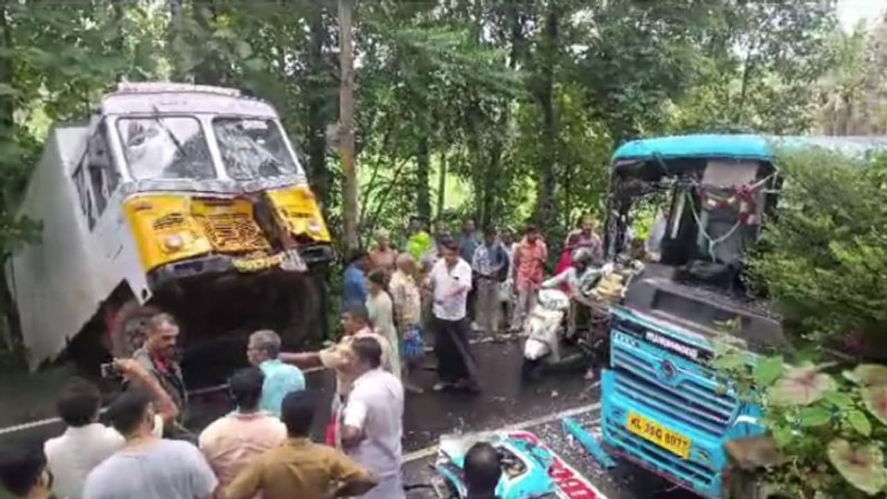 പാഴ്സൽ ലോറിയും സ്വകാര്യ ബസും കൂട്ടിയിടിച്ചു, പത്തിലധികം പേർക്ക് പരിക്കേറ്റു പാഴ്സൽ ലോറിയും സ്വകാര്യ ബസും കൂട്ടിയിടിച്ചു, പത്തിലധികം പേർക്ക് പരിക്കേറ്റു