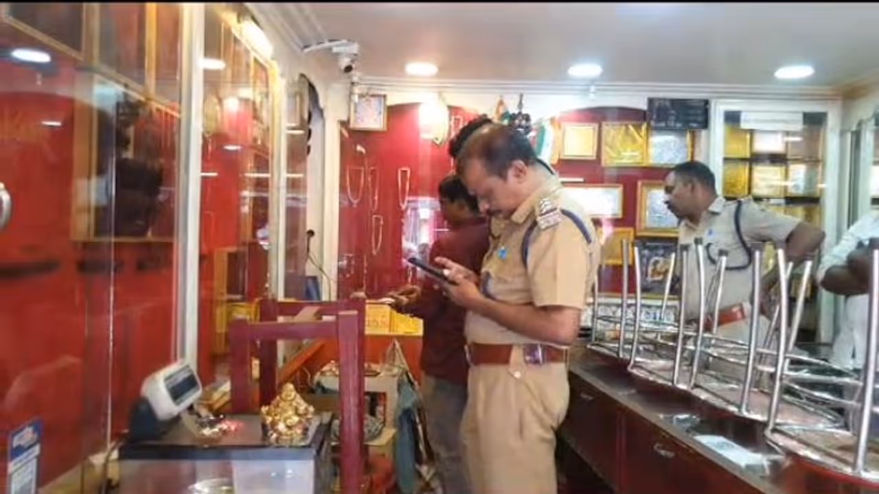 3 മണിക്കൂറിനിടെ 3 ജ്വല്ലറി അടക്കം 5 സ്ഥാപനങ്ങള്‍, മുഖം മറച്ച് കമ്പിപ്പാരയുമായി വന്ന കള്ളനെ തേടി പൊലീസ്
