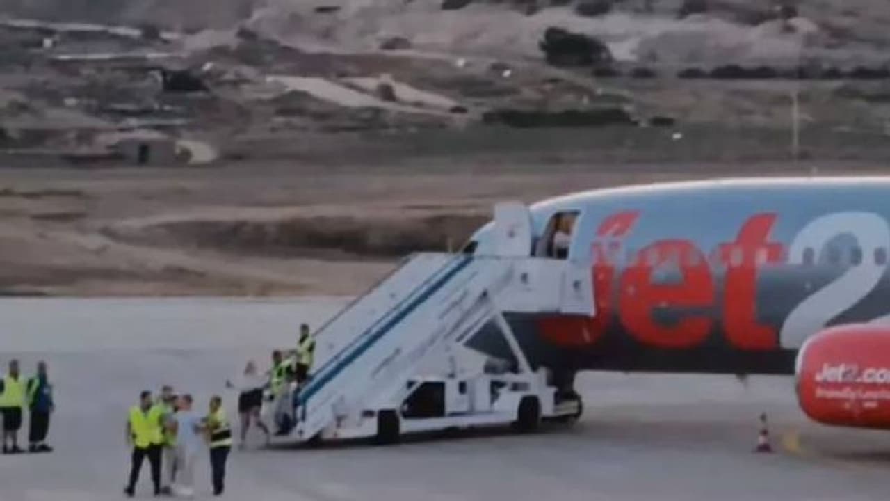 യുവാവ് വൻശല്യമുണ്ടാക്കി, പൈലറ്റ് വിമാനം മറ്റൊരു ദ്വീപിലിറക്കി, യാത്രക്കാർ വൈകിയത് 27 മണിക്കൂർ യുവാവ് വൻശല്യമുണ്ടാക്കി, പൈലറ്റ് വിമാനം മറ്റൊരു ദ്വീപിലിറക്കി, യാത്രക്കാർ വൈകിയത് 27 മണിക്കൂർ