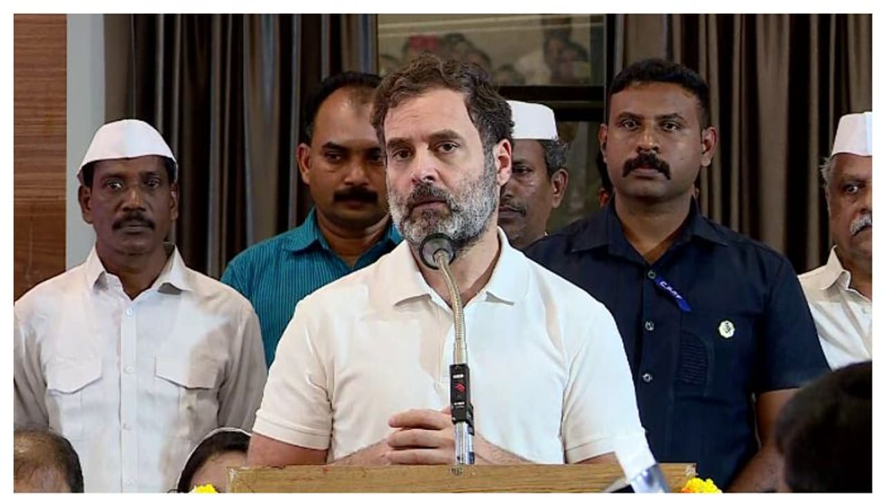 ഉമ്മൻചാണ്ടി ജനങ്ങൾക്കൊപ്പം പ്രവർത്തിച്ച നേതാവ്, ഉമ്മൻചാണ്ടിയുടെ വഴിയെ പൊതുപ്രവർത്തകർ സഞ്ചരിക്കണം: രാഹുൽ ഗാന്ധി ഉമ്മൻചാണ്ടി ജനങ്ങൾക്കൊപ്പം പ്രവർത്തിച്ച നേതാവ്, ഉമ്മൻചാണ്ടിയുടെ വഴിയെ പൊതുപ്രവർത്തകർ സഞ്ചരിക്കണം: രാഹുൽ ഗാന്ധി