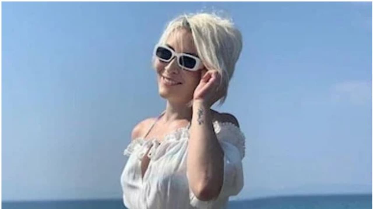 വിവാഹ നിശ്ചയ ചടങ്ങിനിടെ 100 അടി താഴ്ചയിലേക്ക് വഴുതി വീണു, യുവതിക്ക് ദാരുണാന്ത്യം വിവാഹ നിശ്ചയ ചടങ്ങിനിടെ 100 അടി താഴ്ചയിലേക്ക് വഴുതി വീണു, യുവതിക്ക് ദാരുണാന്ത്യം