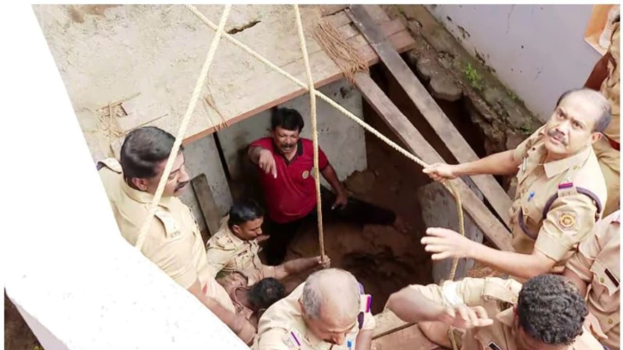 മൂക്കറ്റം മണ്ണിൽ പുതഞ്ഞ് തൊഴിലാളി, സാഹസികമായി രക്ഷിച്ച് ഫയർഫോഴ്സ്; പുറത്തെടുത്തത് ഒന്നര മണിക്കൂറിന് ശേഷം മൂക്കറ്റം മണ്ണിൽ പുതഞ്ഞ് തൊഴിലാളി, സാഹസികമായി രക്ഷിച്ച് ഫയർഫോഴ്സ്; പുറത്തെടുത്തത് ഒന്നര മണിക്കൂറിന് ശേഷം