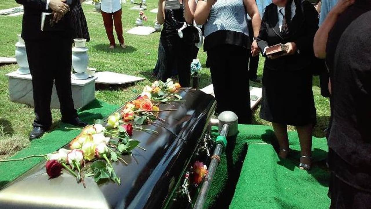 അച്ഛന്റെ മൃതദേഹത്തിന് പകരമെത്തിയത് ആരുടെയോ മൃതദേഹം, സംസ്കരിച്ചു, 60മില്ല്യൺഡോളർ നഷ്ടപരിഹാരം ചോദിച്ച് സഹോദരിമാർ അച്ഛന്റെ മൃതദേഹത്തിന് പകരമെത്തിയത് ആരുടെയോ മൃതദേഹം, സംസ്കരിച്ചു, 60മില്ല്യൺഡോളർ നഷ്ടപരിഹാരം ചോദിച്ച് സഹോദരിമാർ