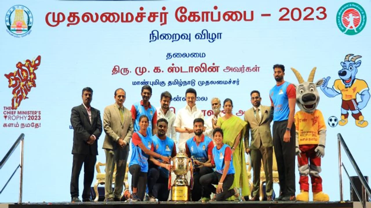 முதலமைச்சர் கோப்பை நிறைவு விழா – 61 தங்கம் வென்று சென்னை மாவட்ட அணி முதலிடம்: டிராபி வழங்கிய முதல்வர்! முதலமைச்சர் கோப்பை நிறைவு விழா – 61 தங்கம் வென்று சென்னை மாவட்ட அணி முதலிடம்: டிராபி வழங்கிய முதல்வர்!