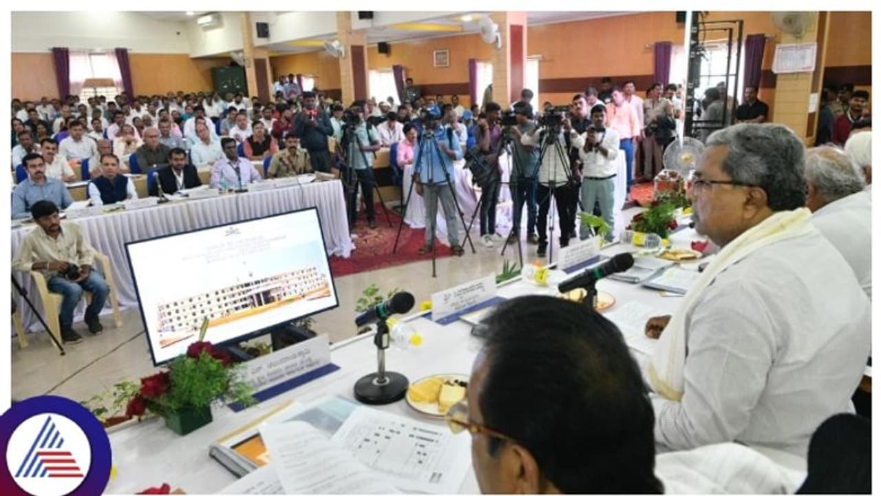 ಹಾವೇರಿ ಜಿಲ್ಲೆ ವಿವಿಧ ಸೂಚ್ಯಂಕಗಳಲ್ಲಿ ತೀರಾ ಕಳಪೆ, ಪ್ರಗತಿ ಸಾಧಿಸಲು ಸಿಎಂ ಸಿದ್ದರಾಮಯ್ಯ ಸೂಚನೆ ಹಾವೇರಿ ಜಿಲ್ಲೆ ವಿವಿಧ ಸೂಚ್ಯಂಕಗಳಲ್ಲಿ ತೀರಾ ಕಳಪೆ, ಪ್ರಗತಿ ಸಾಧಿಸಲು ಸಿಎಂ ಸಿದ್ದರಾಮಯ್ಯ ಸೂಚನೆ