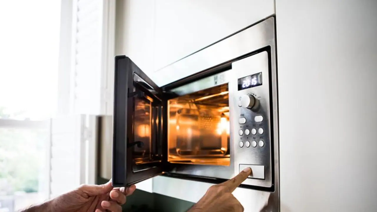 മൈക്രോവേവിലെ കടുത്ത കറ പോകുന്നില്ലേ? വൃത്തിയാക്കാൻ ഇത്രയേ ചെയ്യാനുള്ളൂ