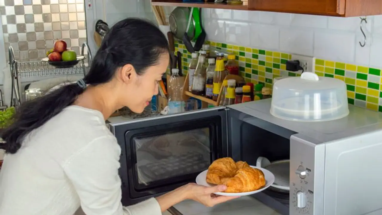 Health Tips: ಗ್ಯಾಸ್ಗಿಂತ ಮೈಕ್ರೋವೇವ್ ಬೆಸ್ಟ್ ಅಂತಿದ್ದಾರೆ ತಜ್ಞರು.. Health Tips: ಗ್ಯಾಸ್ಗಿಂತ ಮೈಕ್ರೋವೇವ್ ಬೆಸ್ಟ್ ಅಂತಿದ್ದಾರೆ ತಜ್ಞರು..