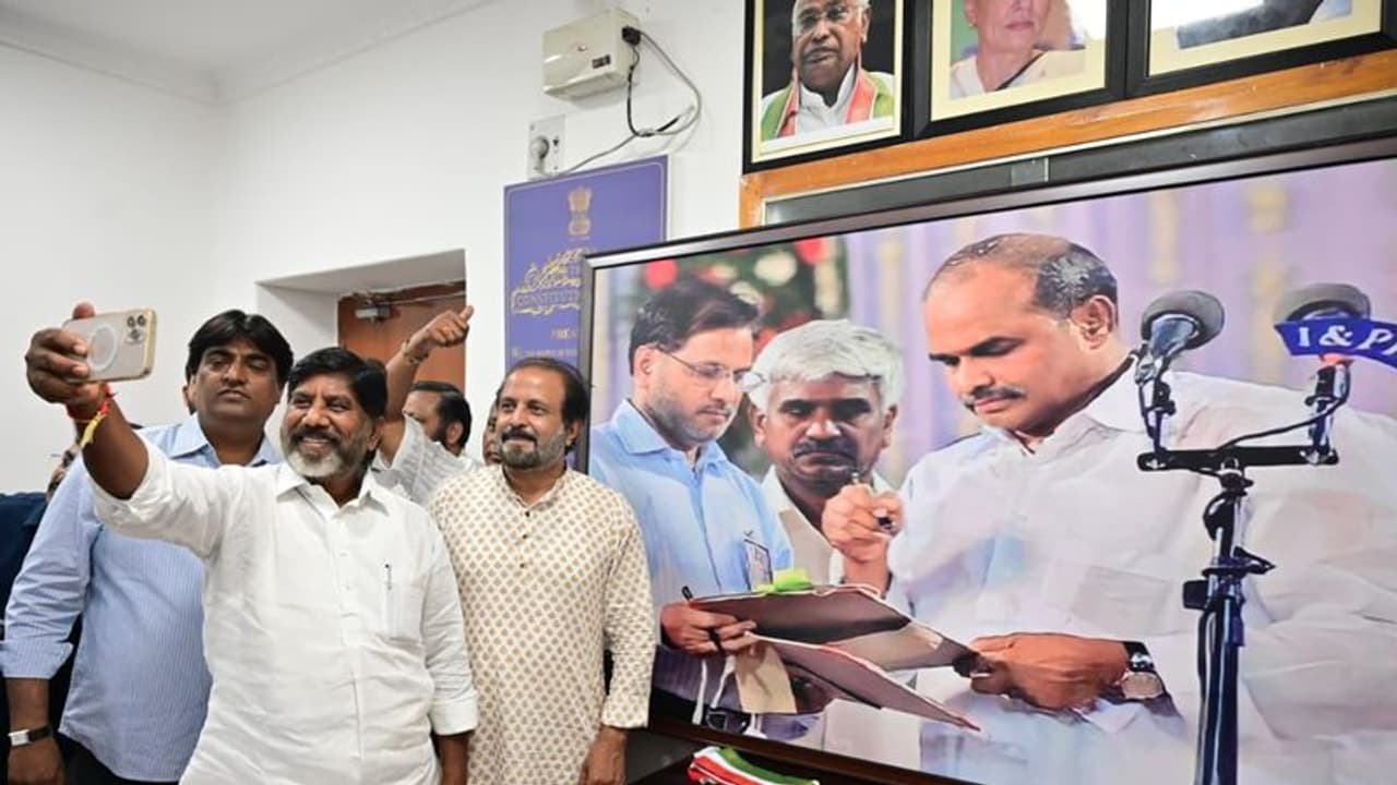 ఉచిత విద్యుత్ మా పేటెంట్ : కాంగ్రెస్ ఏం ఇచ్చిందా.. వైఎస్ సంతకం పెడుతున్న ఫోటోతో భట్టి సెల్ఫీ