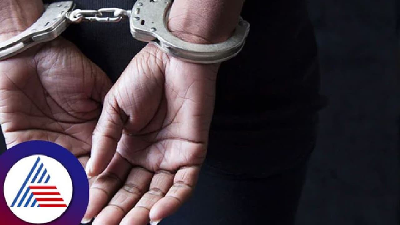 ಬಸ್ ಹತ್ತುವ ವೇಳೆ ಮಹಿಳೆಯ ಚಿನ್ನಾಭರಣ ಕಳ್ಳತನ; ಇಬ್ಬರು ಸರಗಳ್ಳಿಯರ ಬಂಧನ ಬಸ್ ಹತ್ತುವ ವೇಳೆ ಮಹಿಳೆಯ ಚಿನ್ನಾಭರಣ ಕಳ್ಳತನ; ಇಬ್ಬರು ಸರಗಳ್ಳಿಯರ ಬಂಧನ