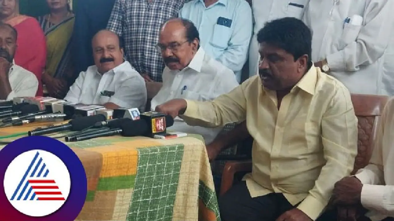 ‘ಸರ್ಕಾರ ಉರುಳಿಸಲು ಎಚ್ಡಿಕೆ ಅಪ್ಪನಿಂದಲೂ ಸಾಧ್ಯವಿಲ್ಲ’ ಮೊಯ್ಲಿ ವಾಗ್ದಾಳಿ ‘ಸರ್ಕಾರ ಉರುಳಿಸಲು ಎಚ್ಡಿಕೆ ಅಪ್ಪನಿಂದಲೂ ಸಾಧ್ಯವಿಲ್ಲ’ ಮೊಯ್ಲಿ ವಾಗ್ದಾಳಿ