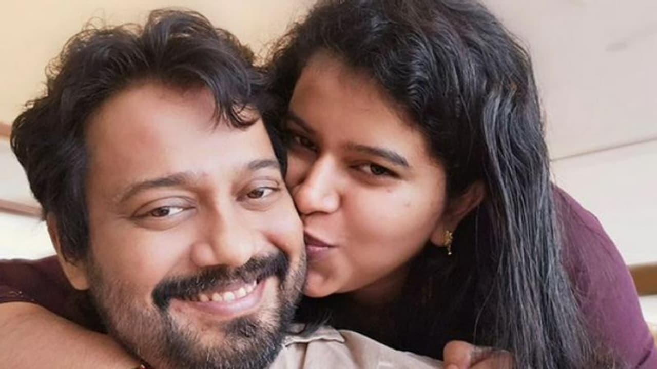 'ചെന്നൈയിലേക്ക്', ഭാര്യയുടെ സ്‍നേഹ ചുംബനത്തിന്റെ ഫോട്ടോ പങ്കുവെച്ച് ബാല