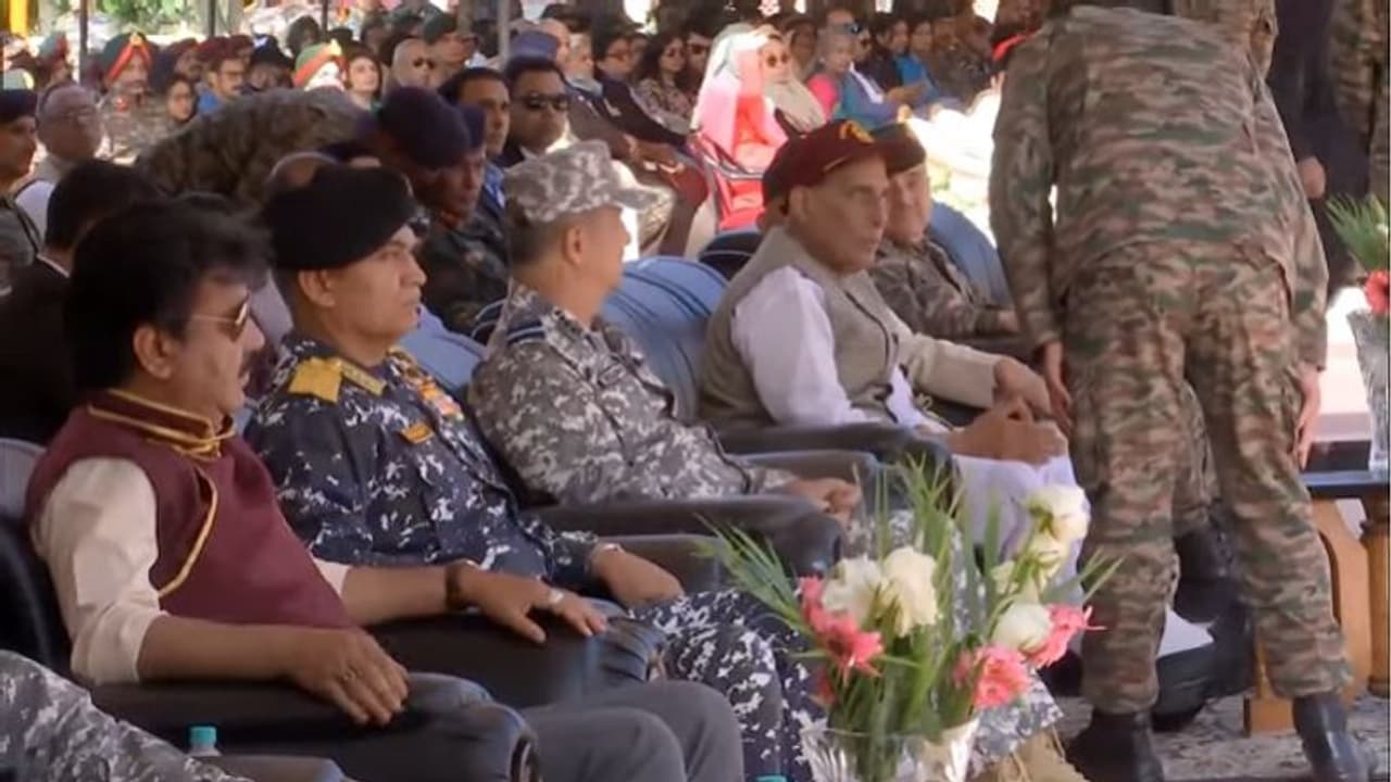 Kargil Vijay Diwas: Rajnath Singh leads wreath laying ceremony at Drass war memorial | WATCH Kargil Vijay Diwas: Rajnath Singh leads wreath laying ceremony at Drass war memorial | WATCH