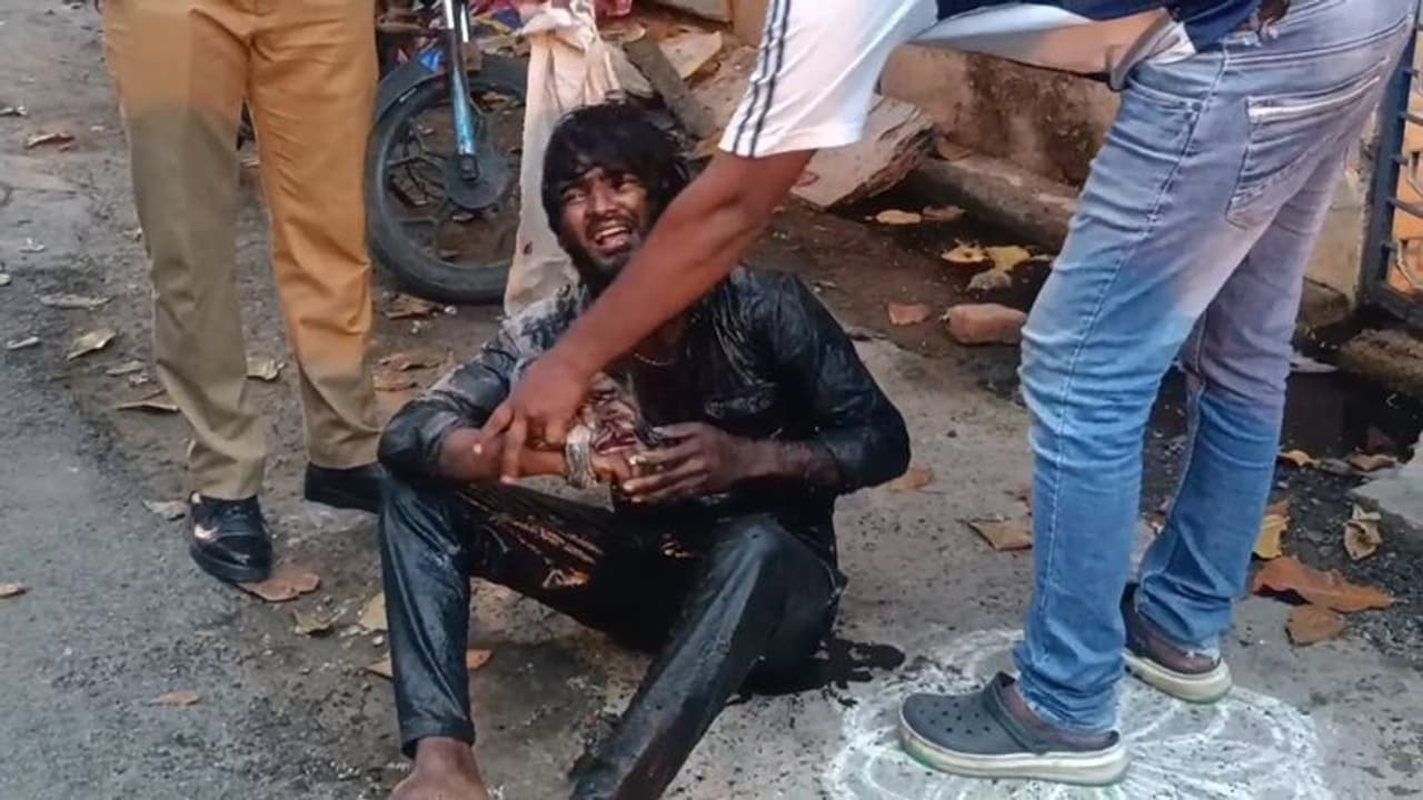 முதல்வன் பட பாணியில் சாக்கடையில் விழுந்து ஓட்டம்; இளைஞரை குளிக்க வைத்து அழைத்துச் சென்ற காவலர்கள் முதல்வன் பட பாணியில் சாக்கடையில் விழுந்து ஓட்டம்; இளைஞரை குளிக்க வைத்து அழைத்துச் சென்ற காவலர்கள்