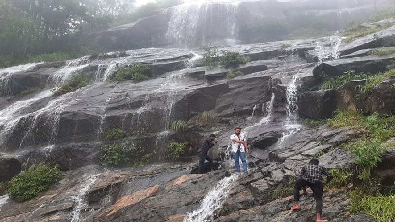 ಚಿಕ್ಕಮಗಳೂರು: ಚಾರ್ಮಾಡಿ ಘಾಟ್ ಬಂಡೆಯ ಮೇಲೆ ಪ್ರವಾಸಿಗರ ಹುಚ್ಚಾಟ..!